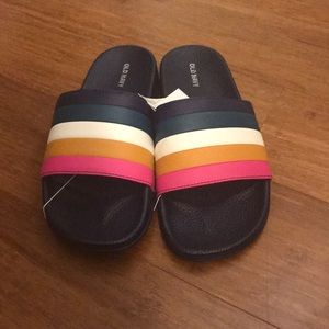 Old Navy women’s rainbow retro striped slides
